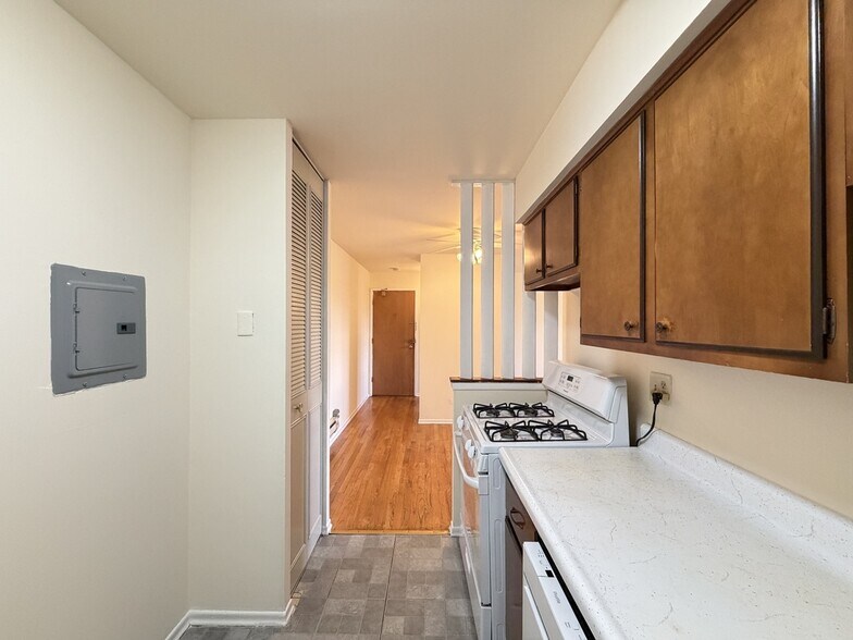 Building Photo - 675 W Wrightwood Ave