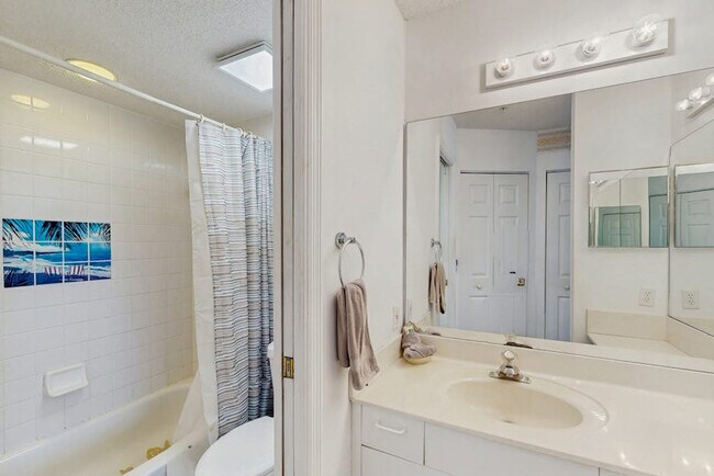 Building Photo - 3607 E Bay Dr