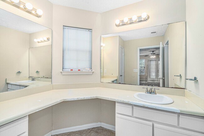 Building Photo - 4 bdrm, 2 bath home w/ a pool! Pool service included!