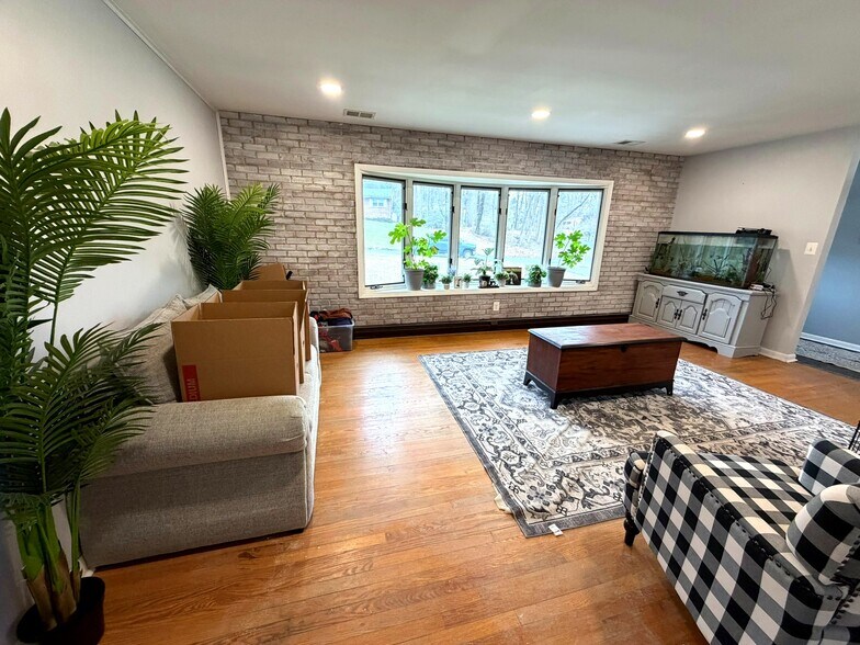 Building Photo - 2119 Oaklyn Dr