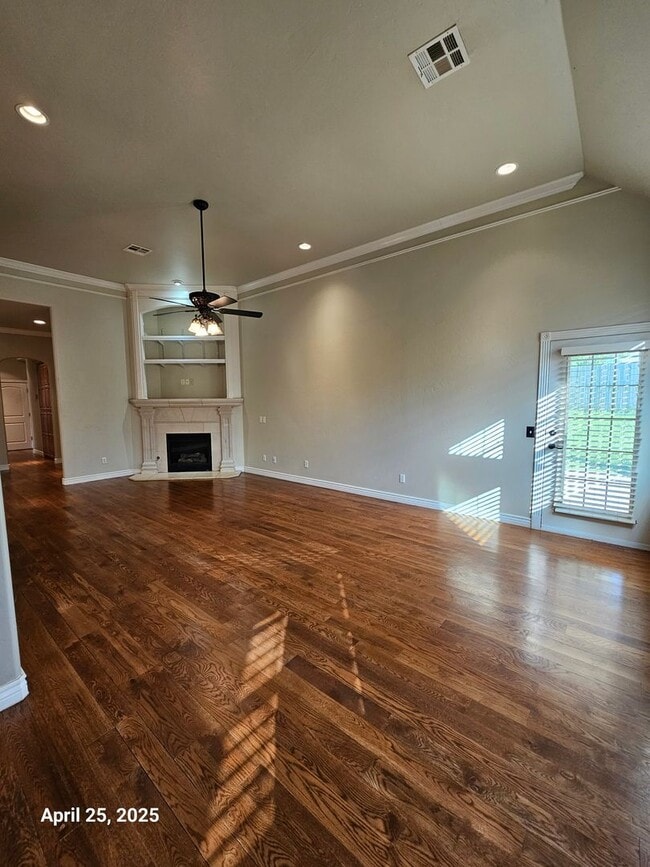Building Photo - (3) Bed/(2) Bath In Tuscany Court Avail NOW!