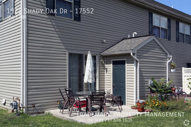 Building Photo - Spacious Row Townhome