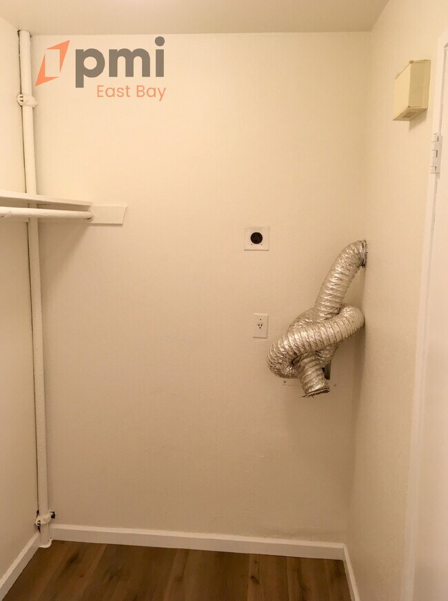 Building Photo - Spacious 1-Bedroom with Parking & On-Site ...