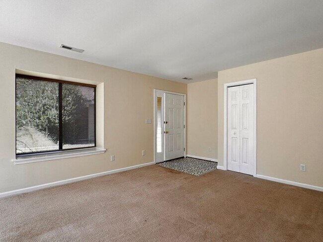 Building Photo - Close to UVA & Downtown-Don't miss this Mi...