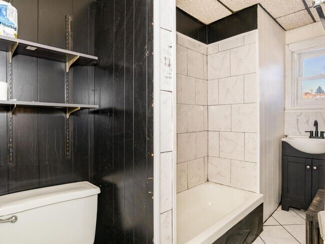 Building Photo - 418 11th St