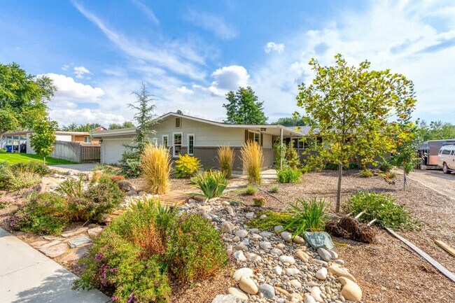 Building Photo - 3413 W Sunset Ave