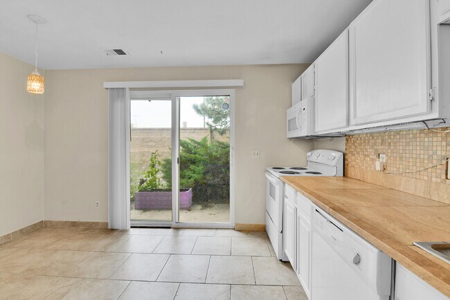 Building Photo - $1,775 - 2 Bed, 2.5 Bath End Unit in Auror...