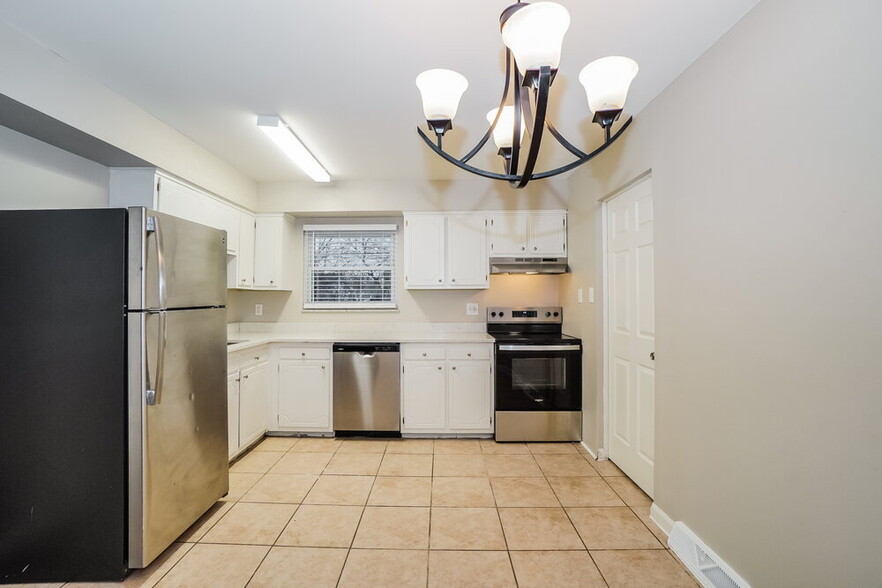 Building Photo - 6536 Dobson Square E