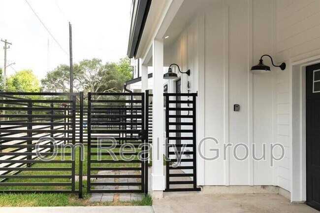 Building Photo - 4705 Idaho St