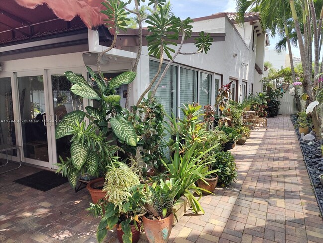Building Photo - 1823 S Bayshore Ln