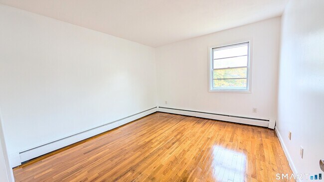 Building Photo - 14 Fairview Dr