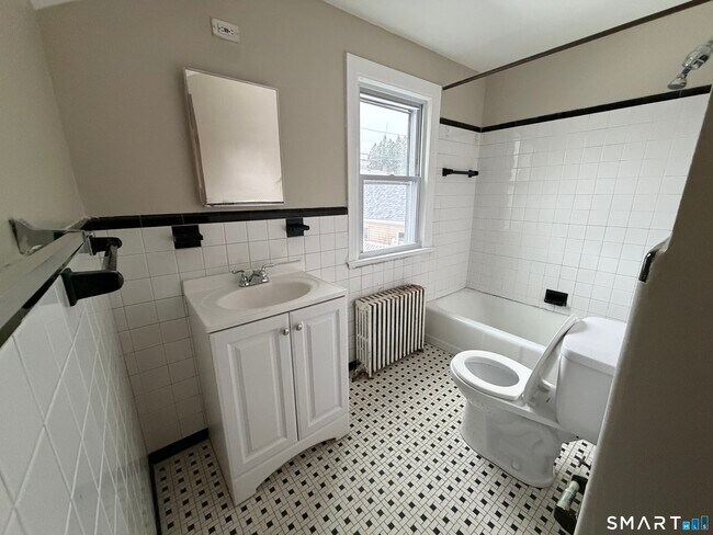 Building Photo - 205 London Dr