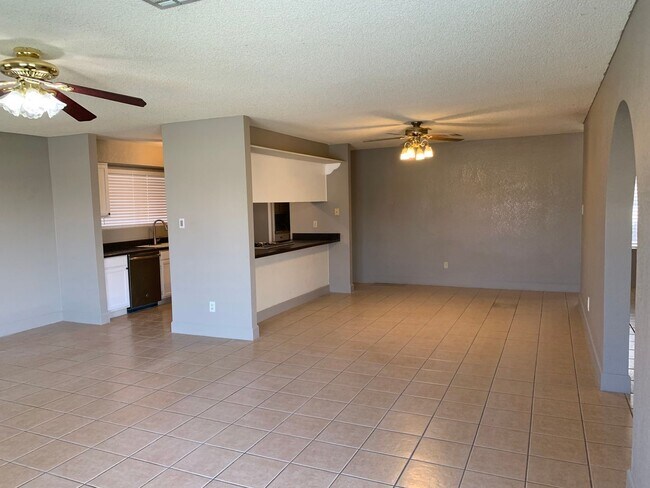 Building Photo - 4 BEDROOM POOL HOME!