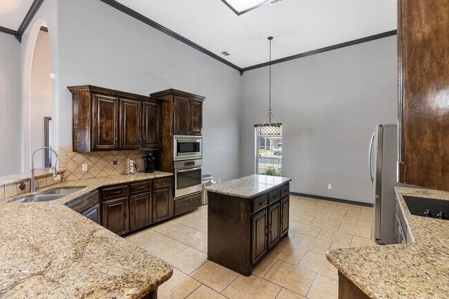 Building Photo - 4 bedroom 3 bathroom-Rodd Field/Yorktown