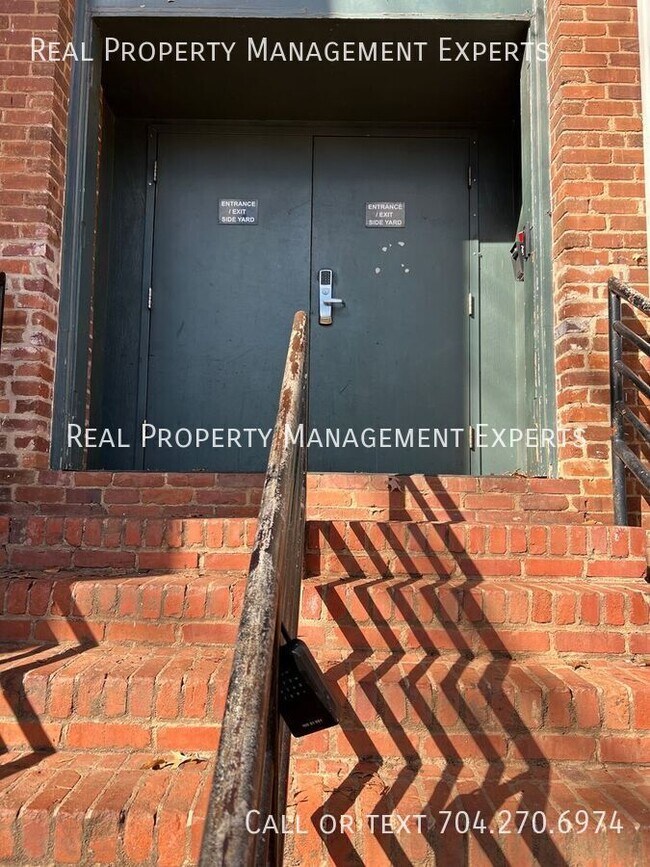 Building Photo - 201 S Hoskins Rd