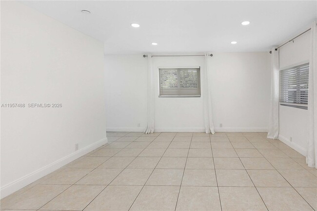 Building Photo - 1110 S 14th Ave