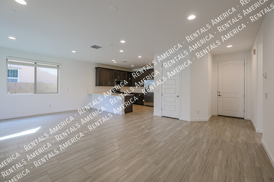 Building Photo - 9002 W Rancho Dr