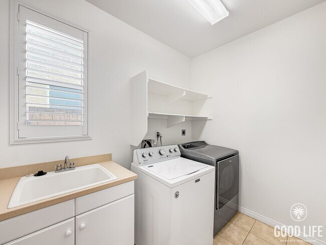 Building Photo - Updated 4BR/3BA San Diego home with modern...