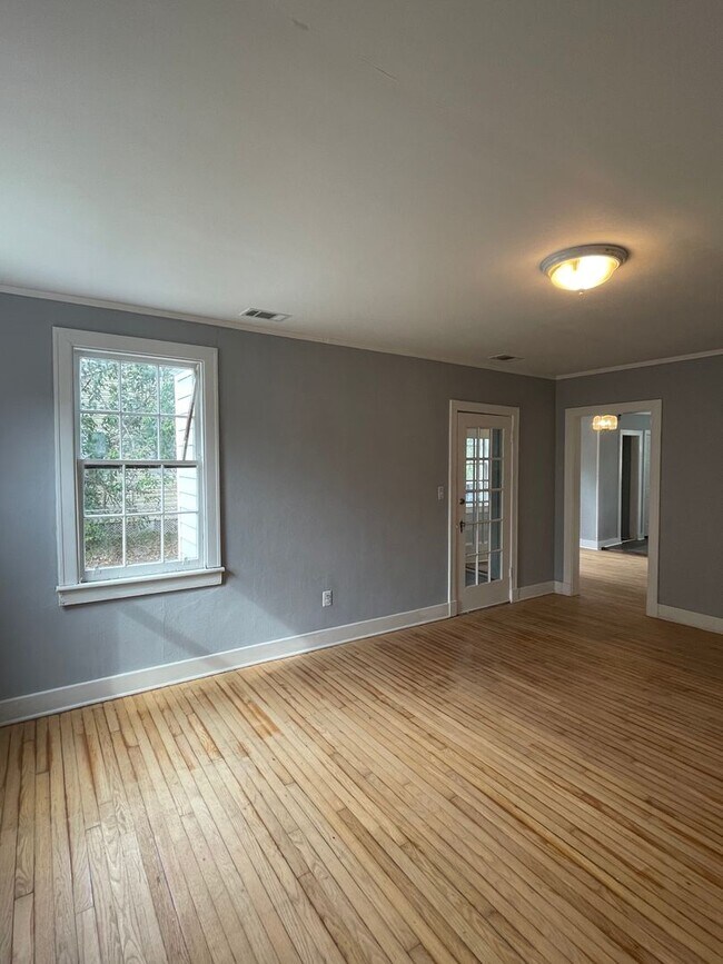 Building Photo - MIDTOWN BUNGALOW