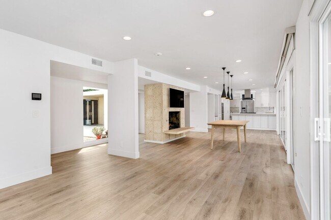 Building Photo - REMODELED 4 BD/3.5 BA RANCH STYLE HOME IN DOVER SHORES