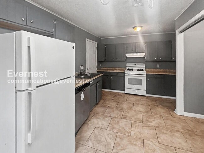 Building Photo - 3 Bed, 2 Bath Home with Fenced Yard / Pet-Friendly / Vouchers Accepted / Available Now!