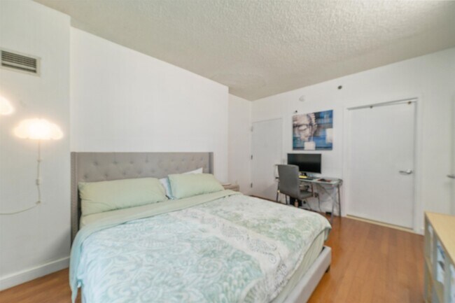 Building Photo - 20 Newport Pkwy