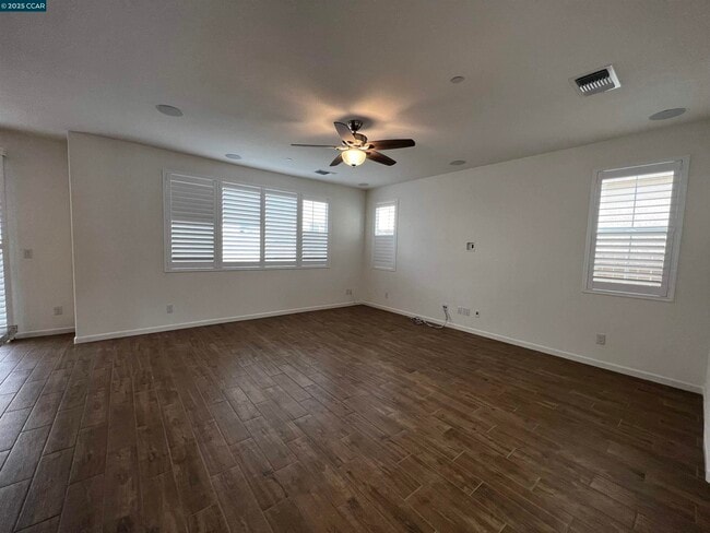 Building Photo - 742 Iris Dr