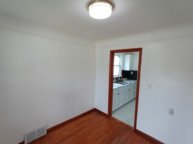 Building Photo - 3 bedroom 1.5 bath brick bungalow - AVAILA...