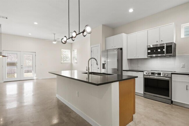 Building Photo - 4801 Sara Dr