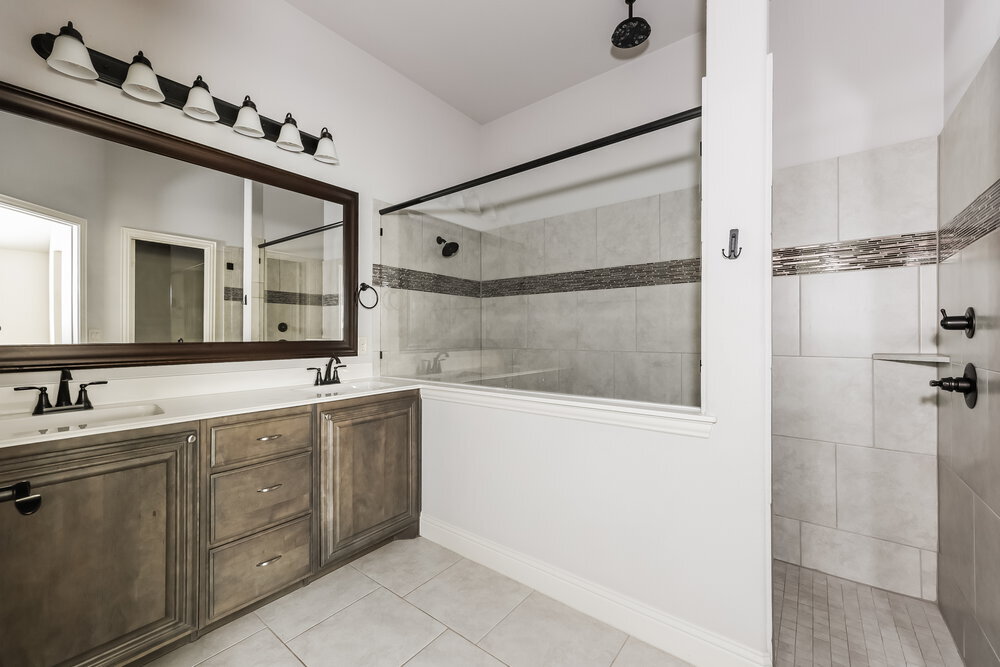 Building Photo - 1024 English Oak Dr