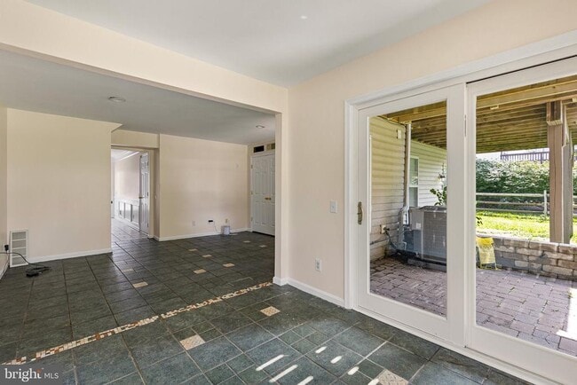 Building Photo - 22 Crenshaw Ct