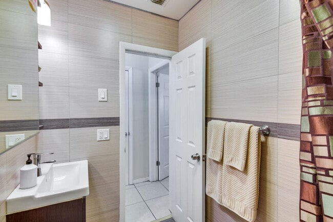 Building Photo - 412 NE 4th Ave