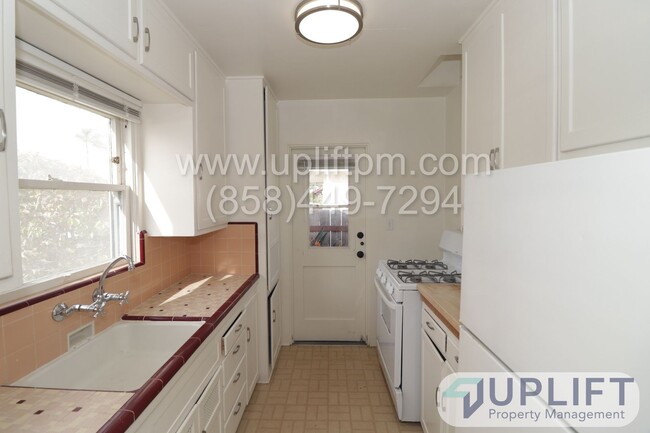 Building Photo - $500 off MOVE IN NOW! University Heights h...