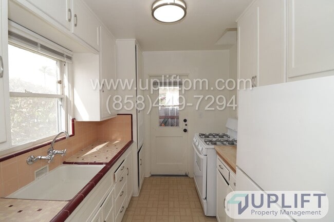 Building Photo - $500 off move in special! 1 bedroom end un...