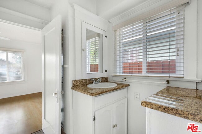 Building Photo - 333 W 70th St