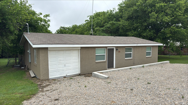 Building Photo - Charming 3-Bedroom Brick Home with Modern ...