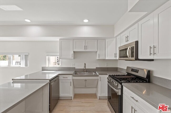 Building Photo - 1409 N Hobart Blvd