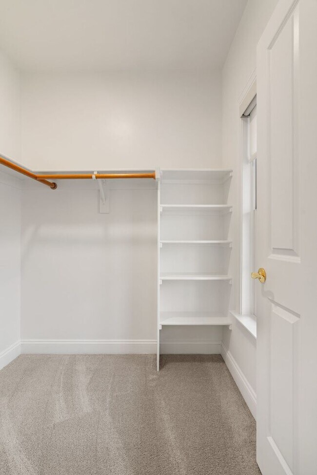 Building Photo - Stunning 4 level detached home close to the Mosaic District in Fairfax!