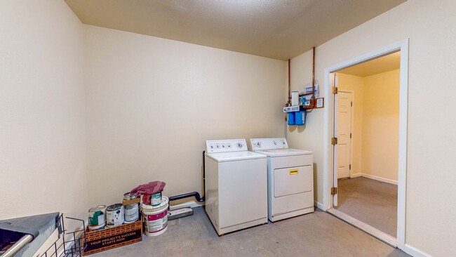 Building Photo - Cozy two bedroom one bath with large stora...