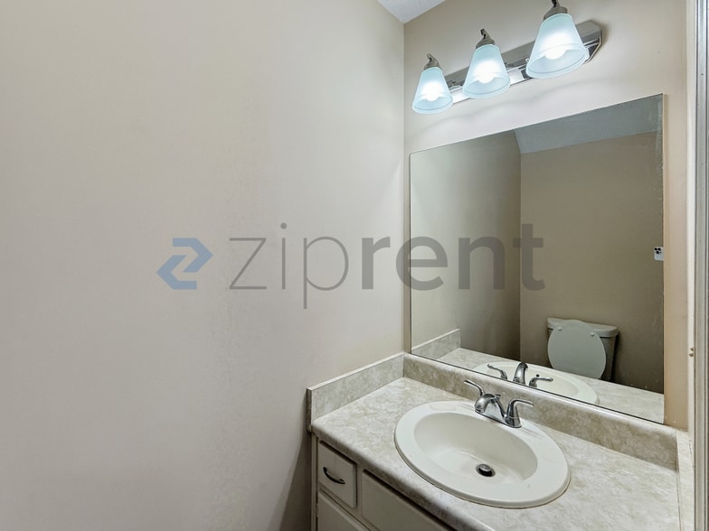 Building Photo - 5893 N Castlegate Dr