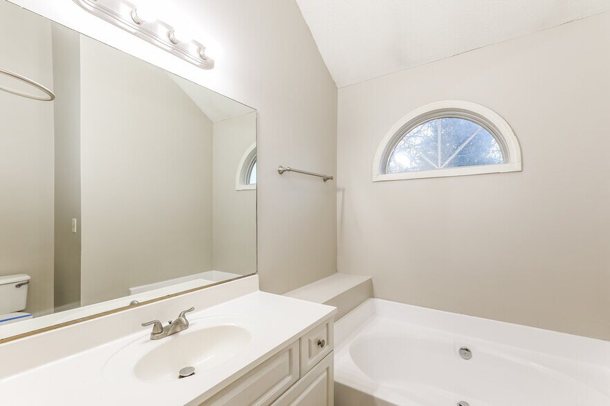 Building Photo - 1751 Live Oak Ln