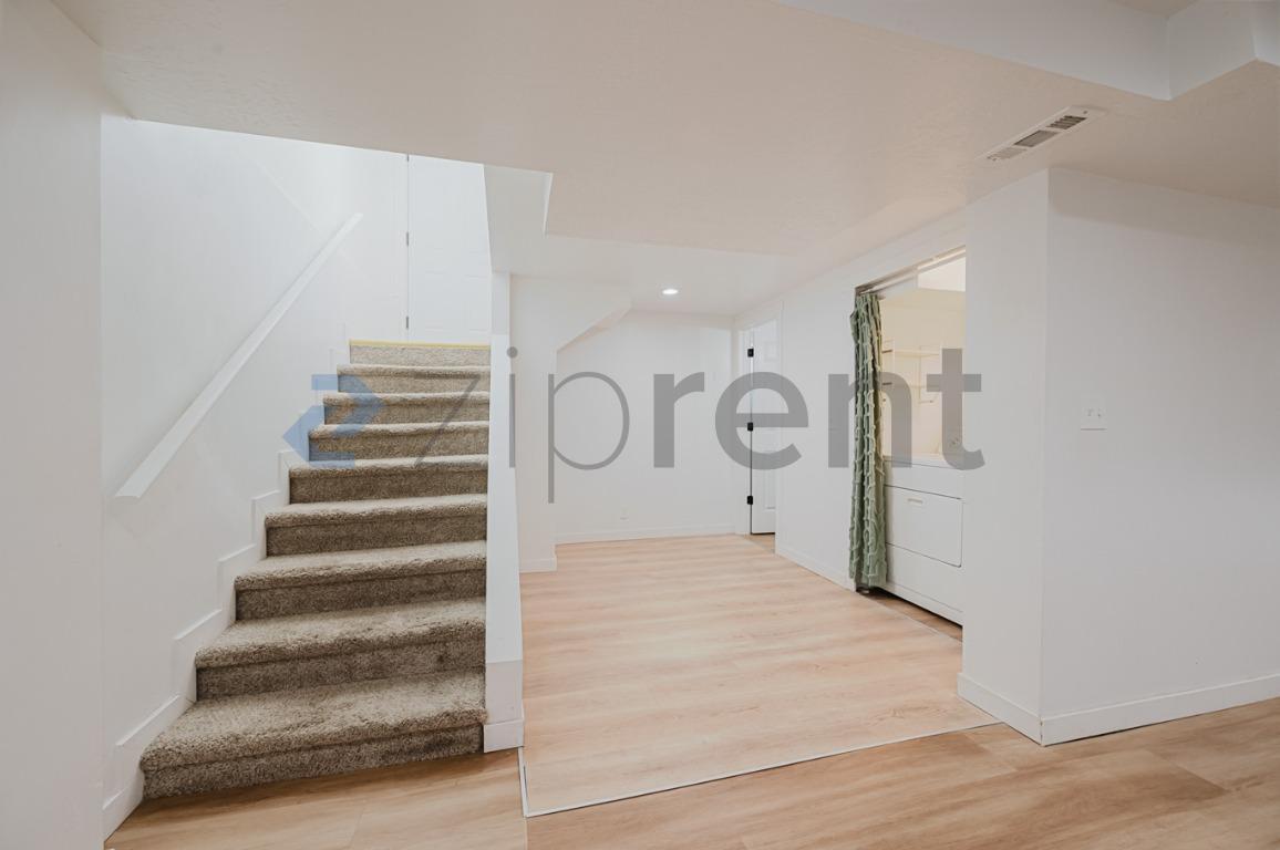 Building Photo - Unit B