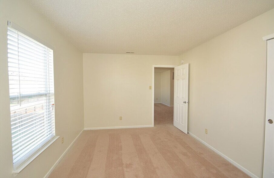 Building Photo - 10226 Homestead Dr