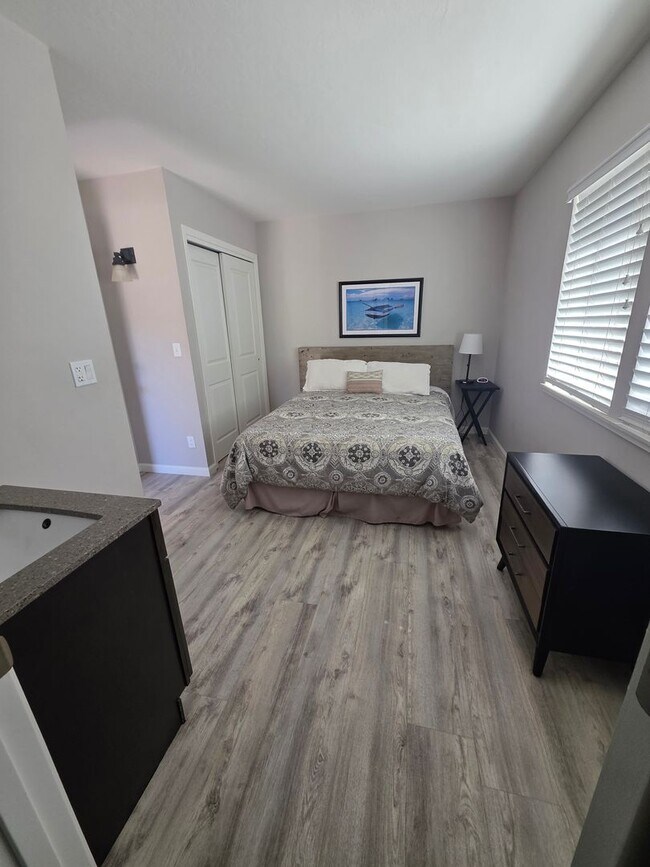 Building Photo - 3 Bedroom 3 Bath condo
