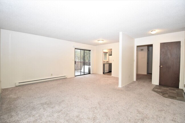 Building Photo - Great top floor 2 bed 1 bath condo, amazin...