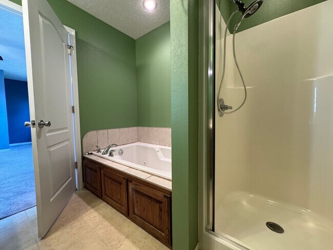 Building Photo - Beautiful spacious home in Waynesville