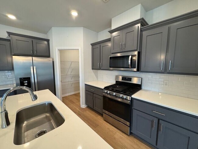 Building Photo - Spacious home with a fence, in PRIME location with a move in special