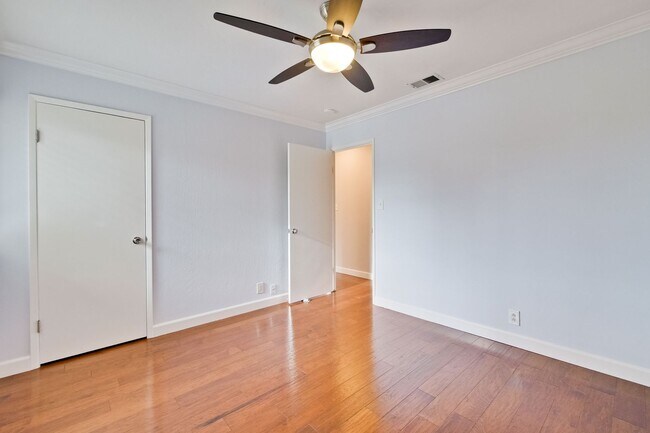 Building Photo - Warm and Inviting 3 bedroom, 2 Bath Home