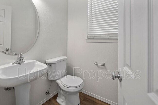 Building Photo - 1611 SW San Mateo Terrace