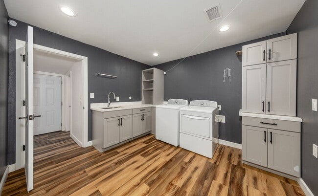 Building Photo - Large, Gorgeous Single Story Pool Home